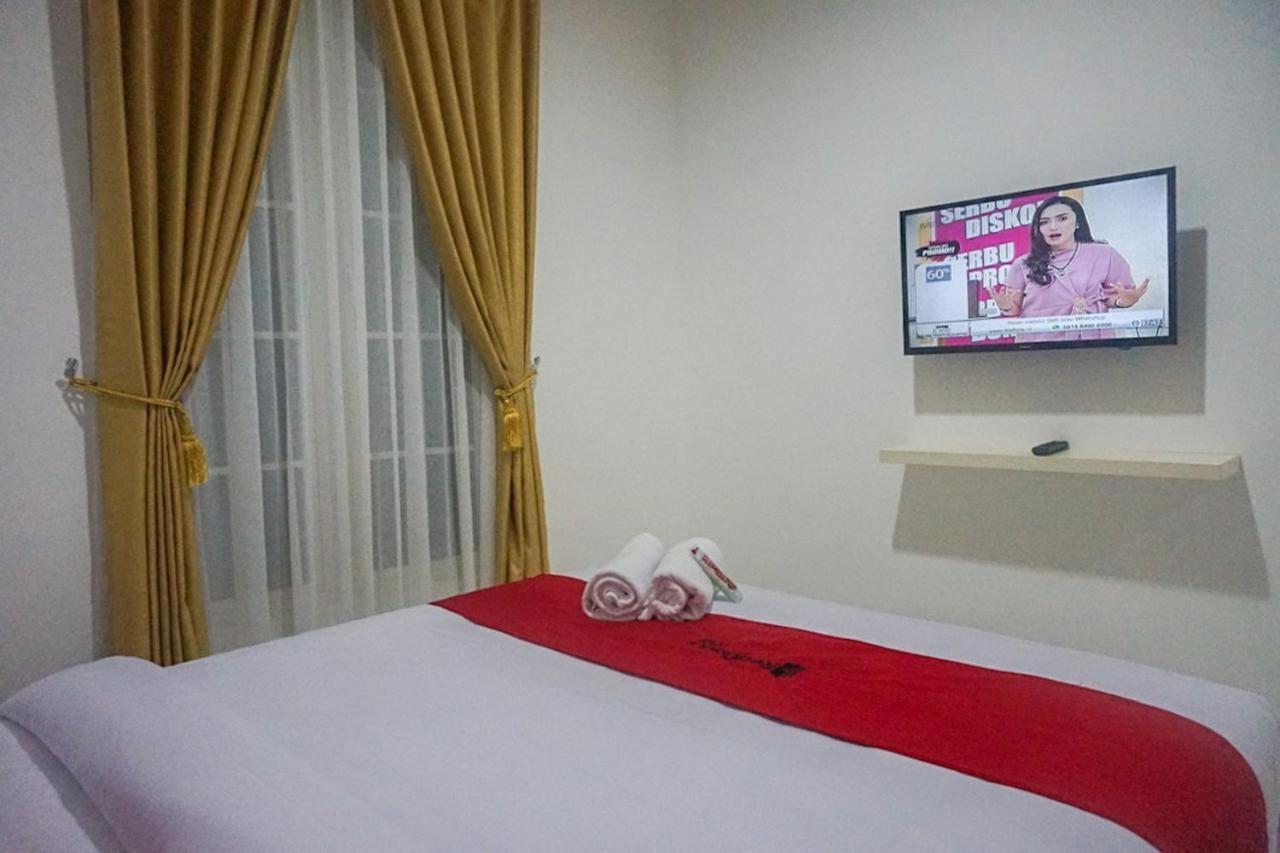 Reddoorz Near Araya Family Club House Hotel Malang Bagian luar foto