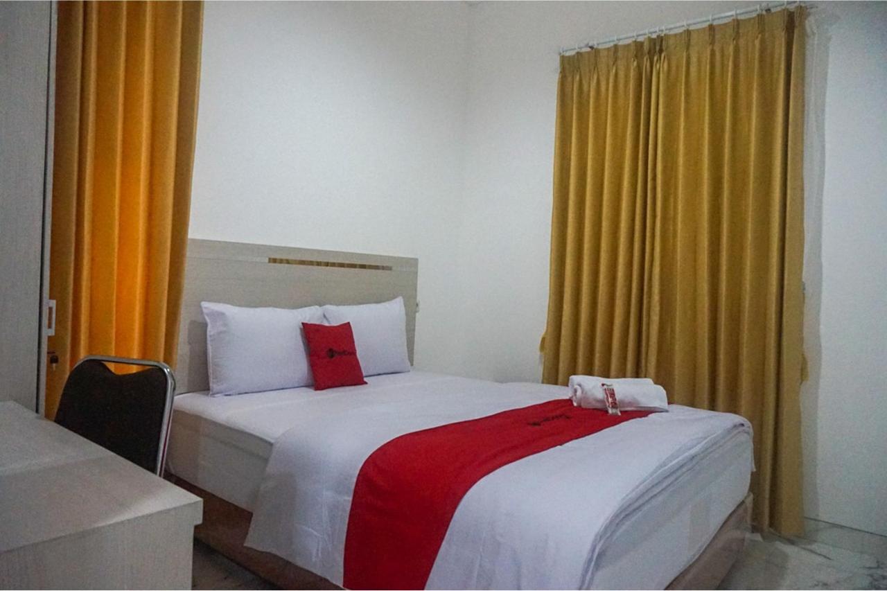 Reddoorz Near Araya Family Club House Hotel Malang Bagian luar foto