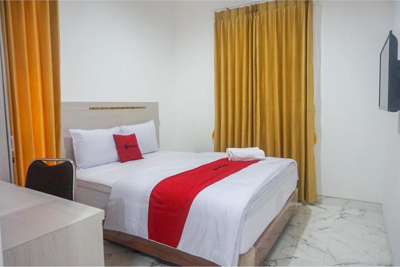 Reddoorz Near Araya Family Club House Hotel Malang Bagian luar foto